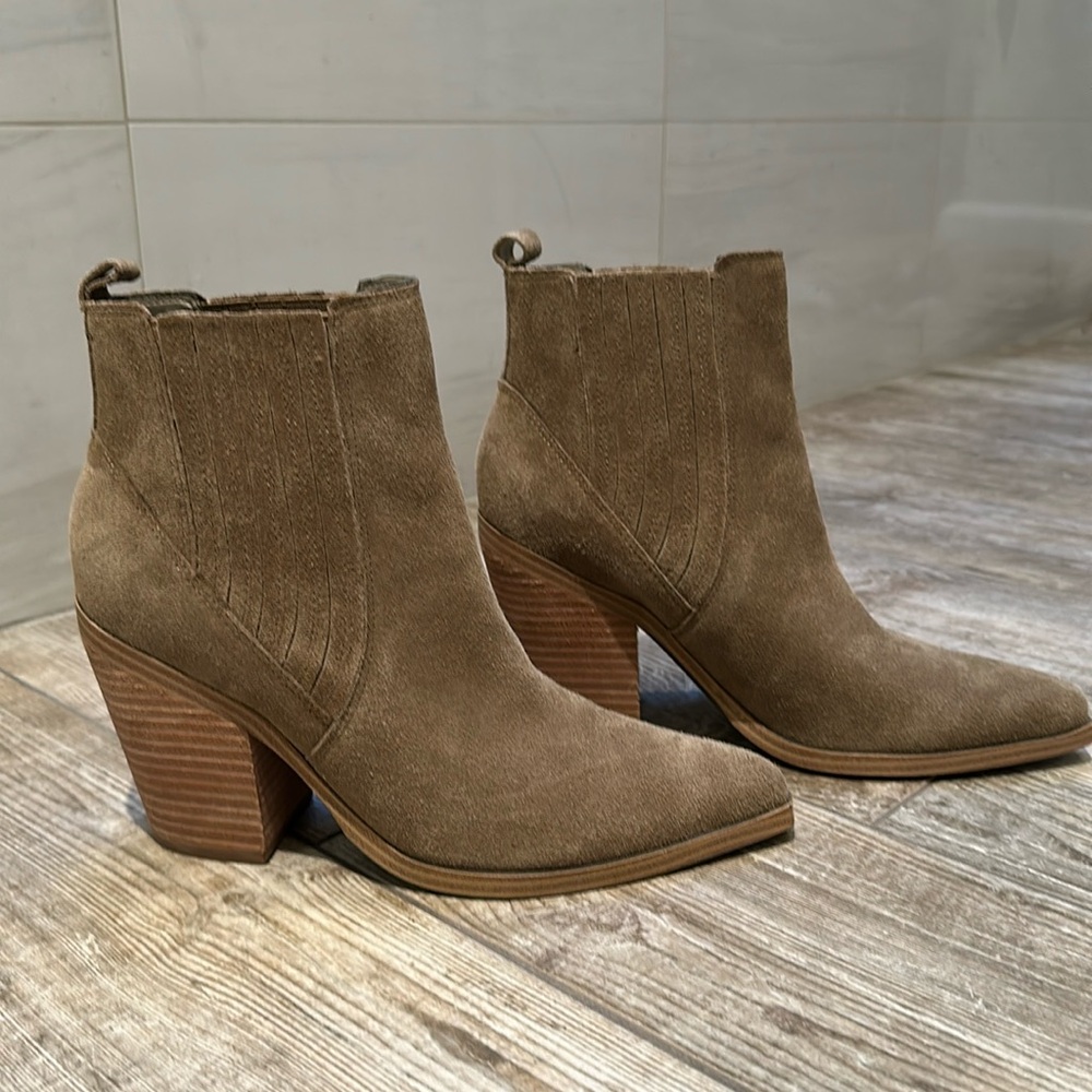Beautiful Mark Fisher taupe suede booties,Sz 8